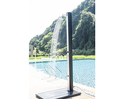 Zahradní sprcha vedle bazénu s tekoucí vodou