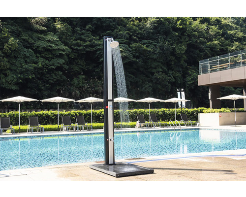 Venkovní sprcha u bazénu s tekoucí vodou