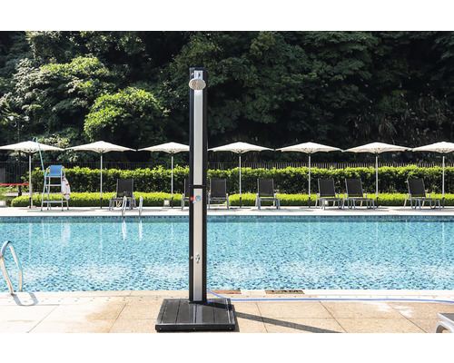 Venkovní sprcha u bazénu se slunečníky a lehátky