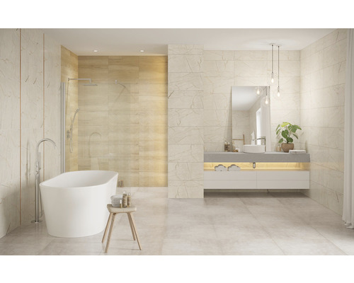 Světlá koupelna s volně stojící vanou, sprchou a umyvadlem