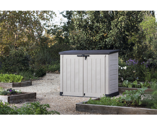 Plastová zahradní skříň s dveřmi na zahradě