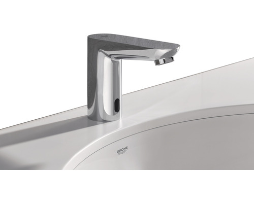 Umyvadlová baterie namontovaná na umyvadle.