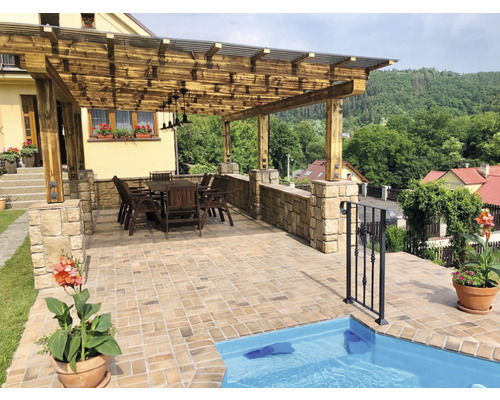 Terasa s dřevěnou pergolou, kamennými sloupy a zahradním nábytkem