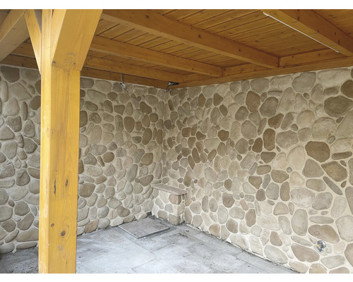 Místnost s dřevěným stropem a obkladem stěn v kamenném vzhledu