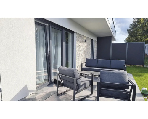 Terasa s posezením a ochranou proti větru