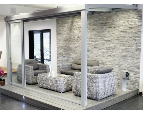 Terasa se sedací soupravou z ratanového nábytku a posuvnými dveřmi