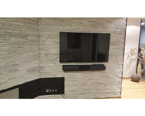 Obývací stěna s plochou televizí a kamennými panely