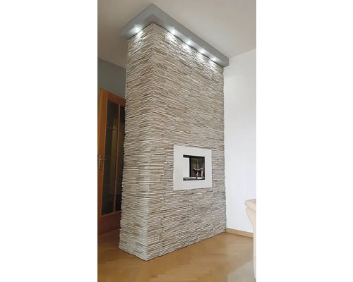 Krb s kamenným obkladem a vestavěnou vložkou v obývacím pokoji