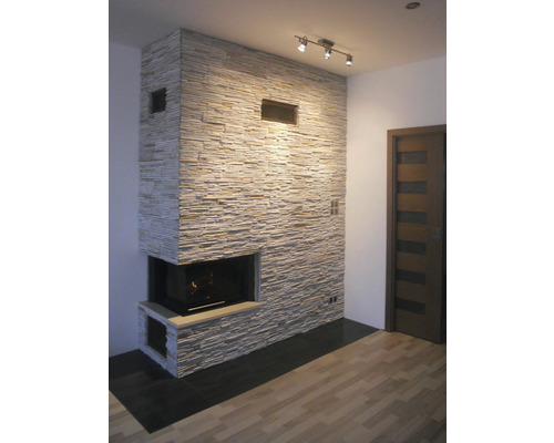 Moderní obývací pokoj s krbem a kamennou zdí