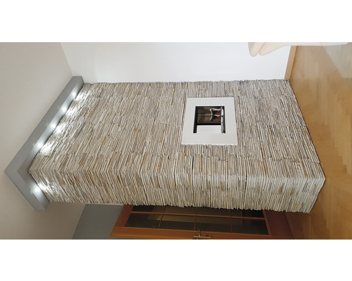 Dekorativní stěna s obkladem z přírodního kamene a integrovaným krbem