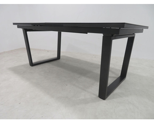 Černý jídelní stůl s kovovýma nohama