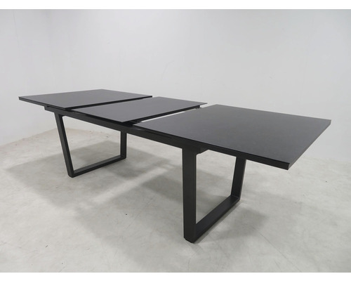 Rozkládací jídelní stůl s kovovým rámem