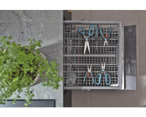 Otevřená zásuvka se zahradnickými nůžkami a rostlinou v květináči