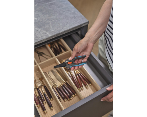 Osoba vyjímá nůžky na květiny Gardena ze zásuvky s příbory.