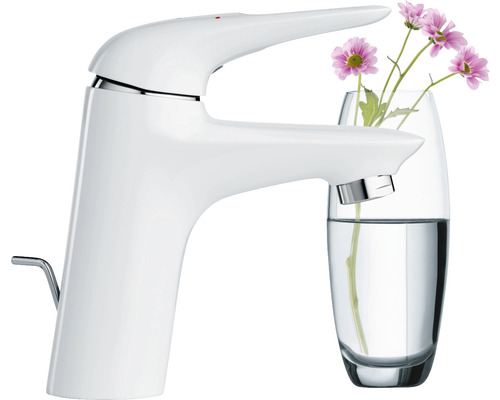 Bílá umyvadlová baterie s květinami ve sklenici