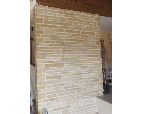 Stěna z obkladů z pískovce v interiéru