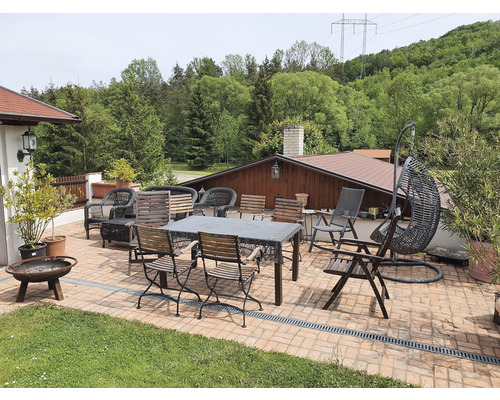 Terasa se zahradním nábytkem včetně židlí, stolů a závěsného křesla.