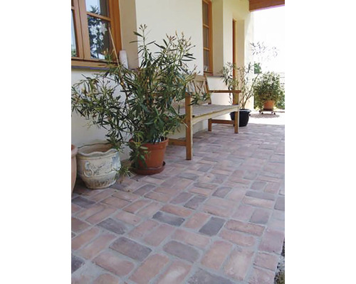 Terasa s dlažebními kostkami, lavičkou a květináči