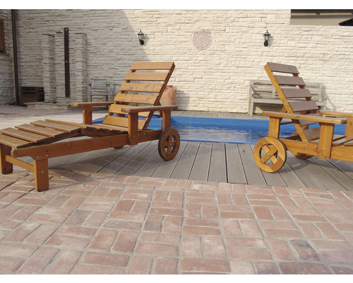 Scéna se dvěma dřevěnými lehátky s kolečky v zahradě u bazénu