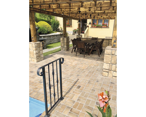 Terasa s dřevěnou pergolou, kamennými sloupy, stolem a židlemi