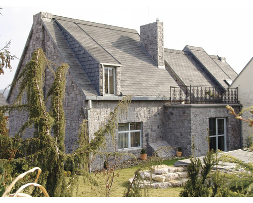 Dům s kamennou fasádou a břidlicovou střechou