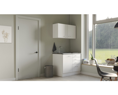 Kompaktní kuchyňka s umyvadlem, skříňkami a pracovní plochou v místnosti s dveřmi a oknem.