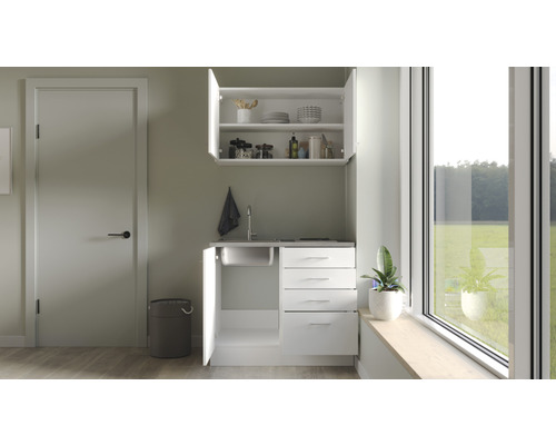 Kompaktní kuchyňská linka s umyvadlem, zásuvkami a závěsnou skříňkou ve světlé místnosti