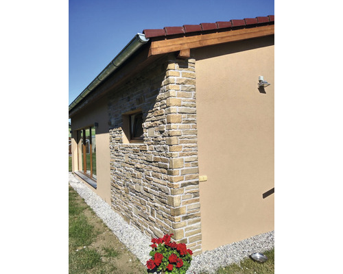 Exteriér domu s kamenným obkladem fasády