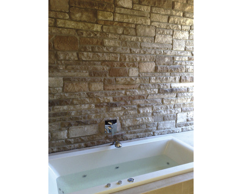 Vana před stěnou z přírodního kamene