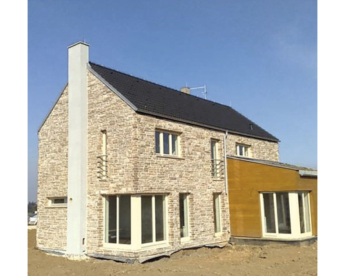 Exteriér dvoupodlažního domu s kamennou fasádou a tmavou střechou