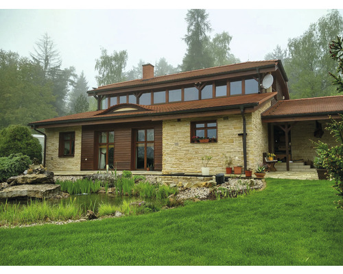 Pohled na rodinný dům se zahradou a jezírkem