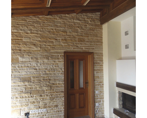 Interiér s kamennou zdí a dřevěnými dveřmi