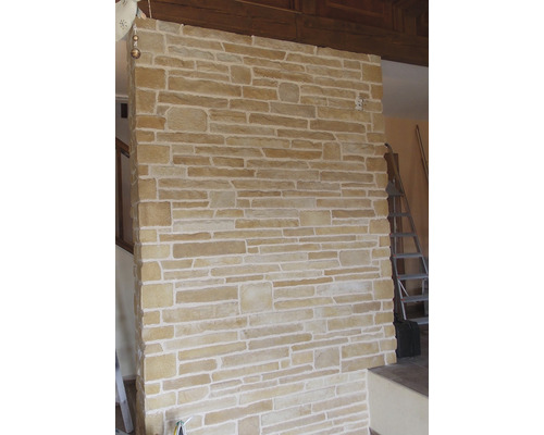 Obklad stěn s obkladovými kameny v interiéru