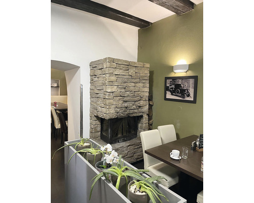 Interiér s krbem a jídelním stolem