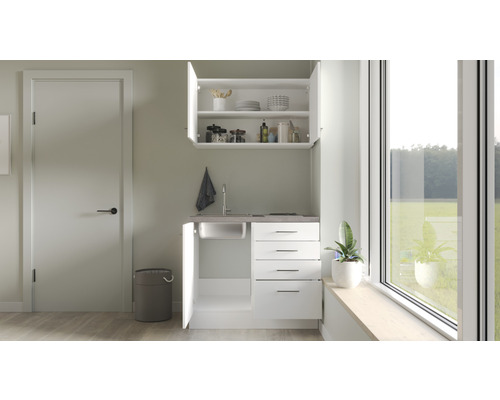 Kompaktní kuchyňská linka s umyvadlem, spodními skříňkami, zásuvkami a závěsnou skříňkou ve světlé místnosti.