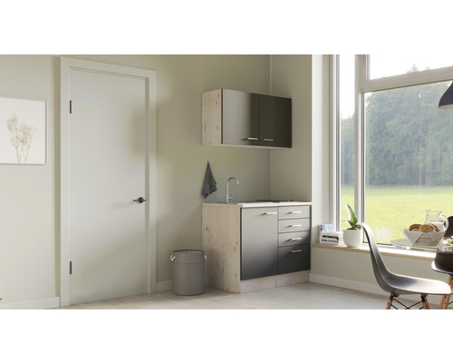 Malý kuchyňský kout se závěsnou skříňkou, umyvadlem a odpadkovým košem ve světlé místnosti