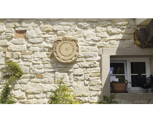 Fasáda domu s kamennými hodinami, oknem a dekorací
