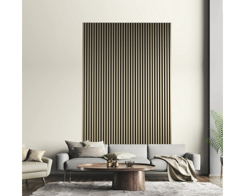 Obývací pokoj s lamelovou dřevěnou stěnou za šedou pohovkou