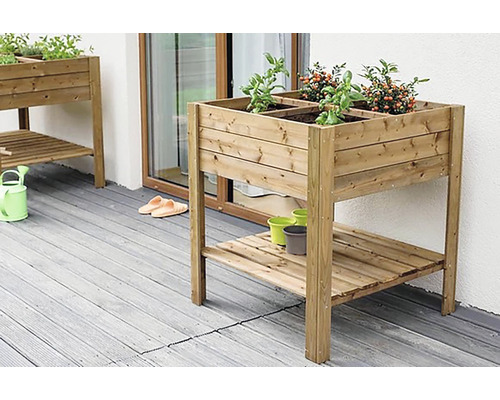 Dřevěný vyvýšený záhon s úložným prostorem a rostlinami