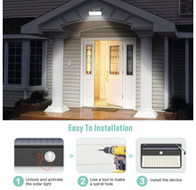 Fasáda domu se solárním světlem nad vchodovými dveřmi a návod k instalaci.