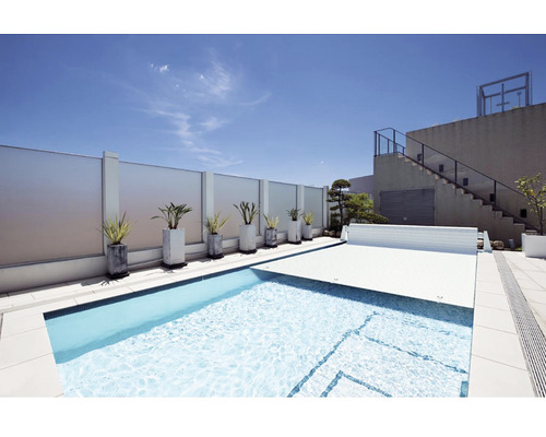 Venkovní bazén se zakrytím, stěnou pro ochranu soukromí a květináči