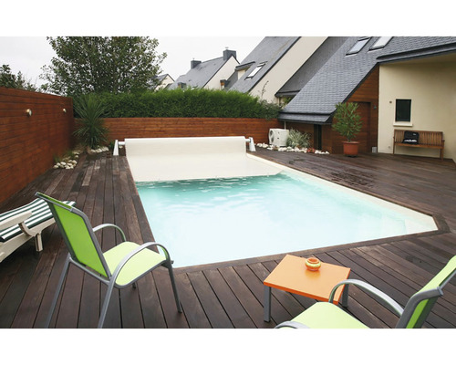Venkovní bazén s dřevěnou terasou a krytem na zahradě