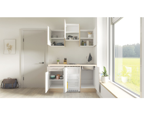 Kompaktní kuchyně s umyvadlem, lednicí a úložným prostorem