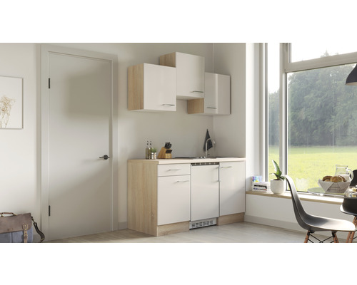 Kompaktní kuchyňská linka se spodními a horními skříňkami ve světlé místnosti