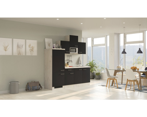 Moderní kuchyně s horními a spodními skříňkami, dřezem a mikrovlnnou troubou v světlém obývacím pokoji.