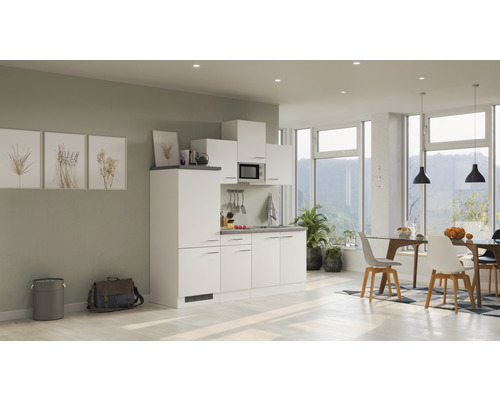 Kompaktní kuchyňská linka v světlém a prostorném obývacím pokoji s jídelním stolem