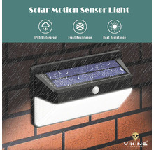 Solární světlo s pohybovým senzorem na cihlové zdi