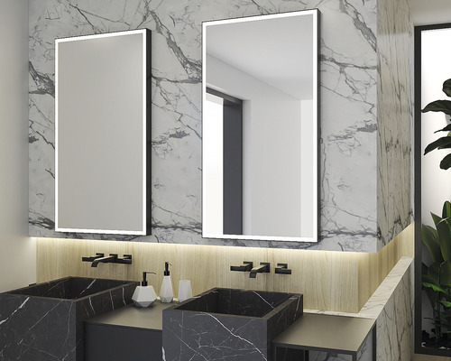 Koupelna se dvěma osvětlenými zrcadly a umyvadly z mramoru