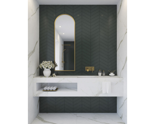 Světlá koupelna se zrcadlem, umyvadlem a ručníky