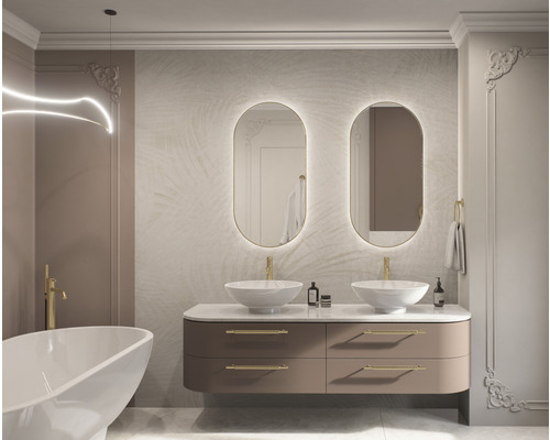 Světlá koupelna s umyvadlovou skříňkou, dvěma zrcadly a vanou.